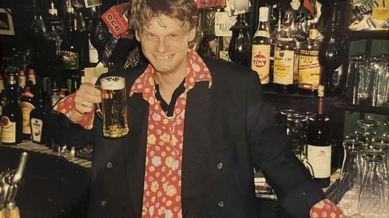 Dieses markante und inzwischen aus der Zeit gefallene Regal stand in allen Kneipen, die Michael Obrecht betrieben hat.