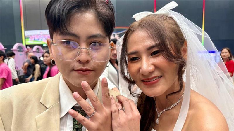 Queeres Liebesfest: Thailand feiert die „Ehe für alle“ Dieses queere Paar hat 15 Jahre darauf gewartet, endlich heiraten zu dürfen.