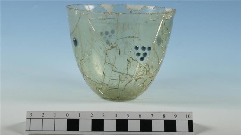 Archäologen sind der mächtigen Sachsen-Fürstin von Assel auf der Spur Dieses römische Glasgefäß lag im Grab der Fürstin von Assel.