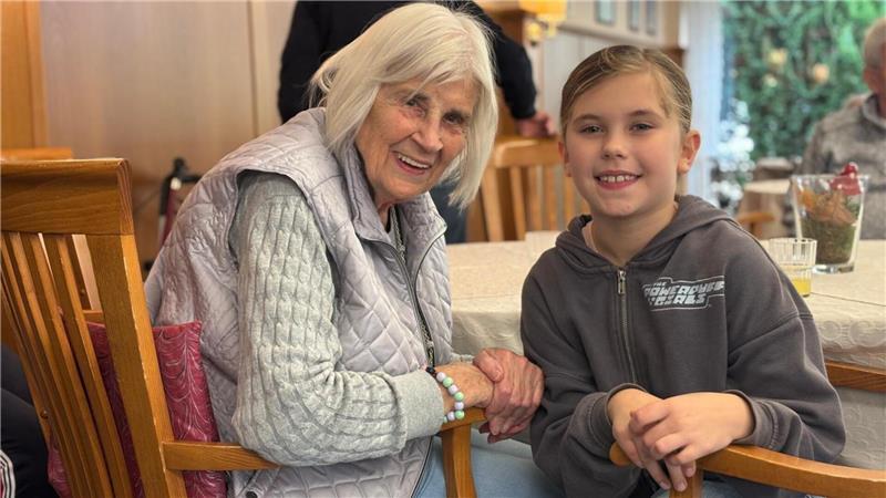 Dieses starke Team trennen 81 Jahre: Ursula Waschk (90) und Lisa Gerloff (9).