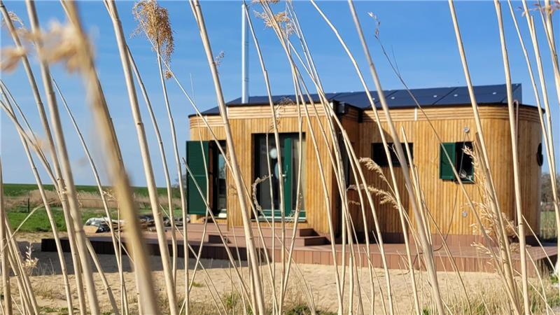 Dieses teilautarke Minihaus im Wohnwaggon-Stil in Cappel-Neufeld bewohnt Christina Bleier mit ihrer Familie selbst.