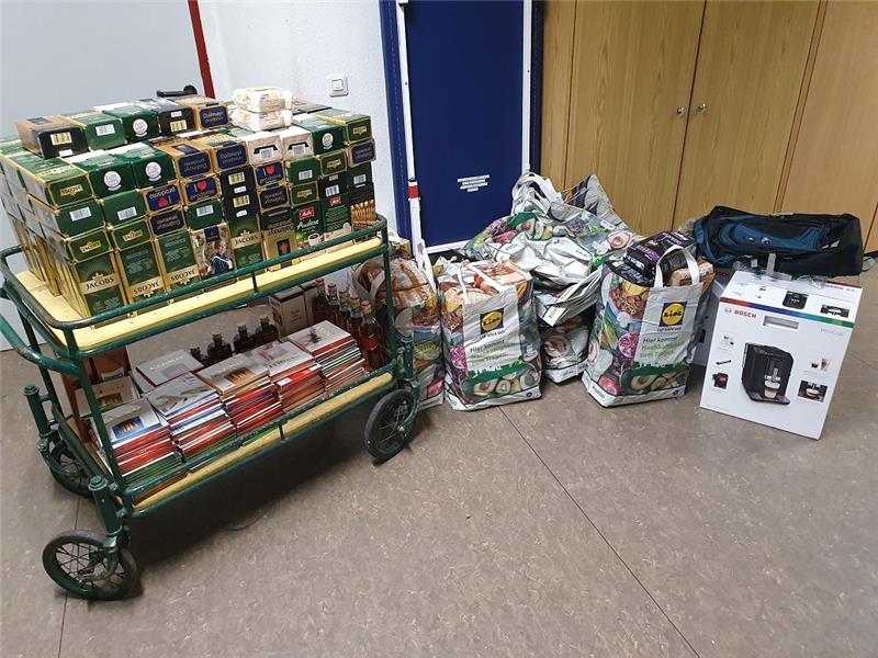 Polizei entdeckt Hunderte Packungen Schokolade, Schnaps, Shampoo – und sucht den Tatort Dieses vermeintliche Diebesgut stellte die Polizei sicher und sucht nun nach den Tatorten. Foto: Polizei