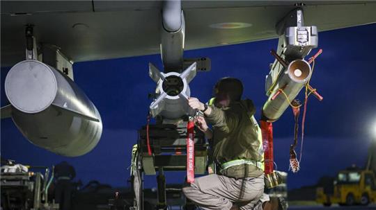 Dieses vom britischen Verteidigungsministerium zur Verfügung gestellte Foto zeigt einen Typhoon FRG4s, der für weitere Angriffe auf Ziele der Huthi vorbereitet wird.
