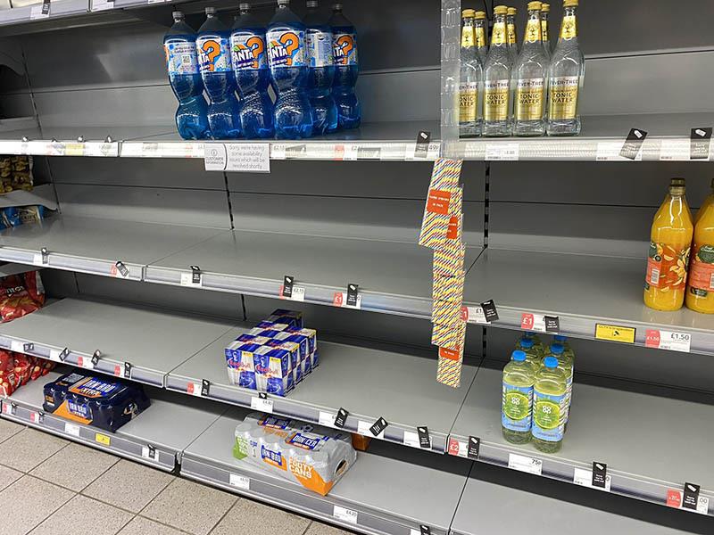 Dieses von @HapG86 auf Twitter veröffentlichte Foto zeigt leere Regale in einem Supermarkt. Das Unternehmen antwortete dem Twitter-Nutzer, dass der den geringen Lagerbestand darauf zurückzuführen sei, dass sich viele Mitarbeiter sich coronabedingt in Selbstisolation befänden. Die hohe Zahl an Menschen in coronabedingter Quarantäne stellt Großbritannien vor neue Herausforderungen. Foto: @hapg86/PA Media/dpa