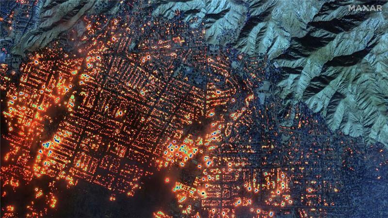 Dieses von Maxar Technologies bereitgestellte Satellitenbild zeigt das Eaton-Feuer am Mittwoch, 8. Januar 2025, in Altadena, Kalifornien.