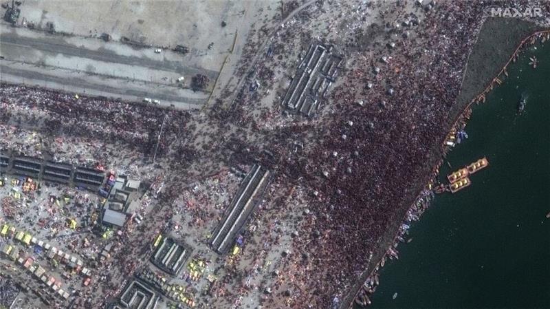 Dieses von Maxar Technologies zur Verfügung gestellte Satellitenbild zeigt Gläubige am Ufer des Yamuna-Flusses, die anlässlich des Maha Kumbh-Festes ein heiliges Bad nehmen.