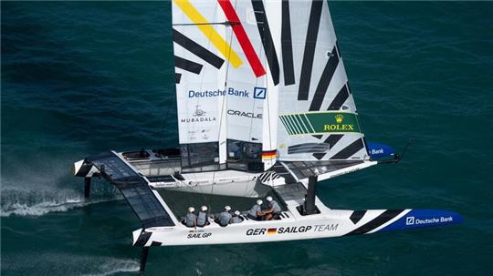 Dieses von SailGP zur Verfügung gestellte Foto zeigt das Germany SailGP Team um Steuermann Erik Heil beim Großen Preis von Spanien.