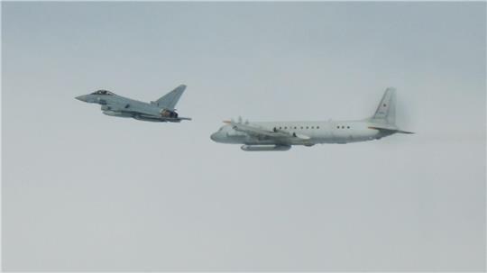 Dieses von der Luftwaffe zur Verfügung gestellte Foto zeigt einen Eurofighter der Bundeswehr (l) und ein russisches Aufklärungsflugzeug. (Archivbild)
