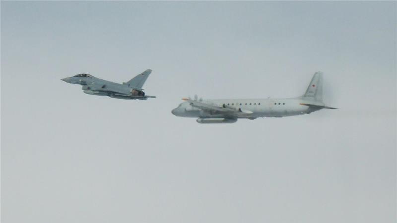 Dieses von der Luftwaffe zur Verfügung gestellte Foto zeigt einen Eurofighter der Bundeswehr (l) und ein russisches Aufklärungsflugzeug. (Archivbild)