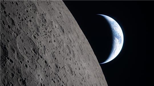 Dieses von der NASA zur Verfügung gestellte Foto zeigt die Erde, die hinter dem Mond untergeht.