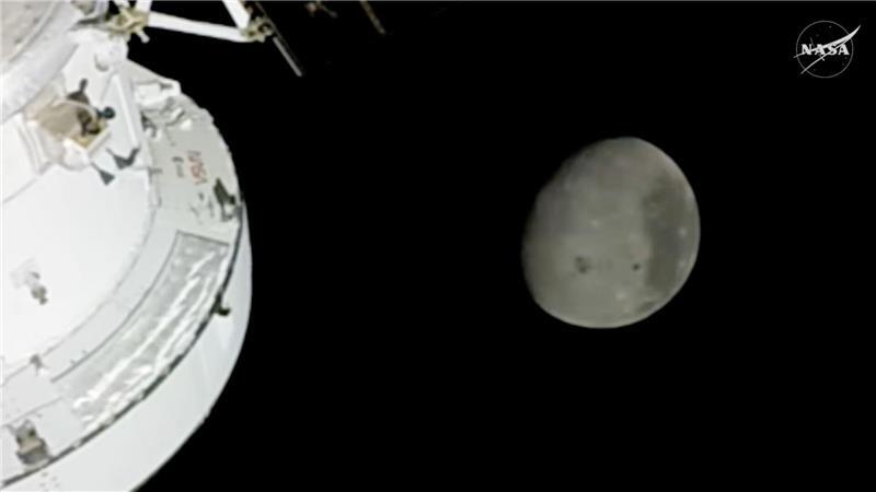 Dieses von der NASA zur Verfügung gestellte Videostandbild zeigt den Mond von einer Kamera außerhalb des Orion-Raumschiffs, nachdem die Crew der „Artemis 2“-Mondmission sich weiter von der Erde entfernt hat als jemals Menschen zuvor.
