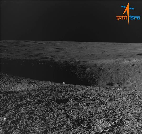 Dieses von der indischen Weltraumforschungsorganisation zur Verfügung gestellte Bild vom 27. August 2023 zeigt einen Krater, auf den Chandrayaan-3 gestoßen ist.