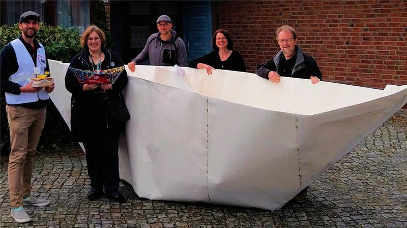 Dieses weiße XXL-Papierboot wird Sonntag von Künstlerin Marlies Abramowski live in St. Paulus bemalt.