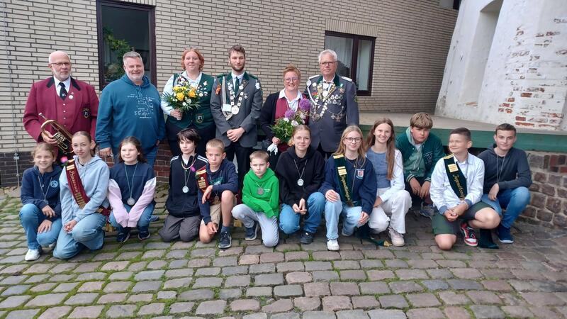 Diesmal ohne König, aber mit bester Laune: die Würdenträger des Schützenvereins Hollern-Twielenfleth.