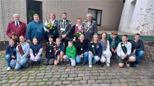 Diesmal ohne König, aber mit bester Laune: die Würdenträger des Schützenvereins Hollern-Twielenfleth.