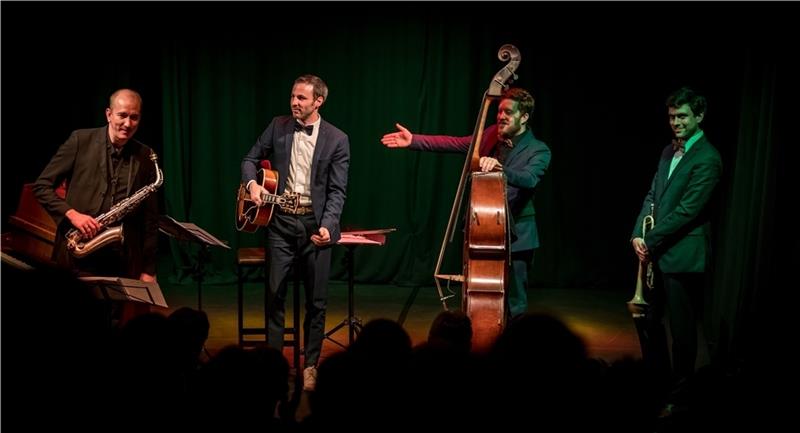 Ein echter Hochkaräter swingt im Kornspeicher Diesmal steht Chris Hopkins (links) mit Three Blind Mice gemeinsam auf der Bühne.