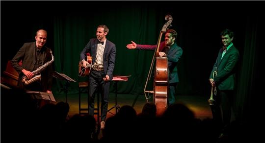 Diesmal steht Chris Hopkins (links) mit Three Blind Mice gemeinsam auf der Bühne.