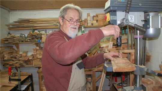 Dieter Bellmann fertigt in seiner kleinen Werkstatt in Nindorf die Gartenbänke.