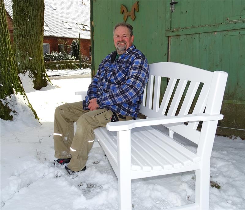 Bellmann baut besondere Bänke Dieter Bellmann sitzt auf einer seiner selbst gebauten Gartenbänke. Fotos: Lepél