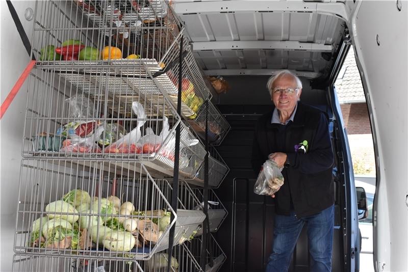 Dieter Bennetreu bestückt einen Lieferwagen mit Lebensmitteln.