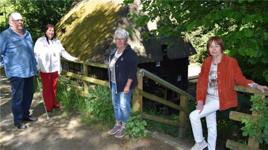 Ehrenamtliche vor dem Gebäude der Wassermühle Ovelgönne