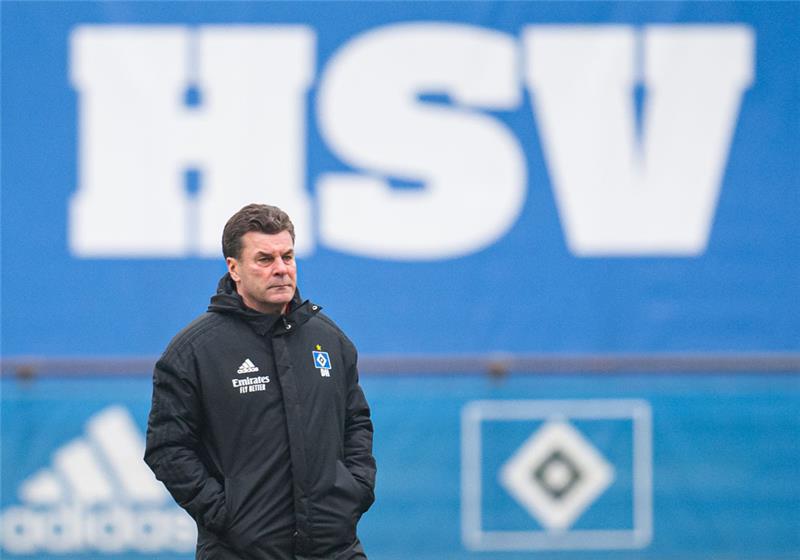 Dieter Hecking, Cheftrainer des Fußball-Zweitligisten Hamburger SV, steht beim ersten Training im neuen Jahr auf dem Trainingsplatz. Foto: Daniel Reinhardt/dpa