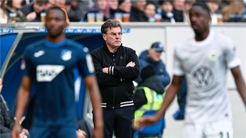 Dieter Hecking (M) bei seinem Comeback als Bundesliga-Trainer.