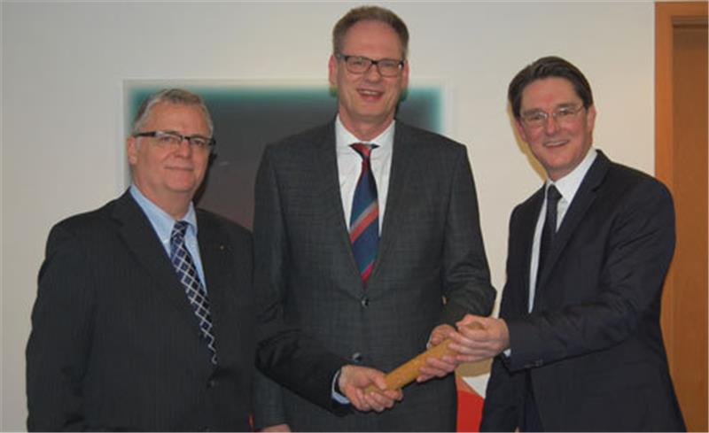 Dieter Kanzelmeyer, Wolfgang Schult und der künftige Sparkassenvorstand Michael Senf (v.l.) „probten“ bereits die Übergabe des Staffelstabs. Foto Sparkasse