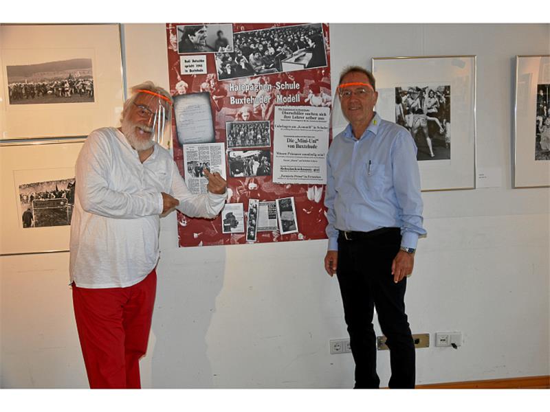 Dieter Klar (links) und Bernd Utermöhlen konnten am Eröffnungstag der Ausstellung „Die wilden 60er, 70er und 80er“ viele Zeitzeugen begrüßen. Foto: Felsch