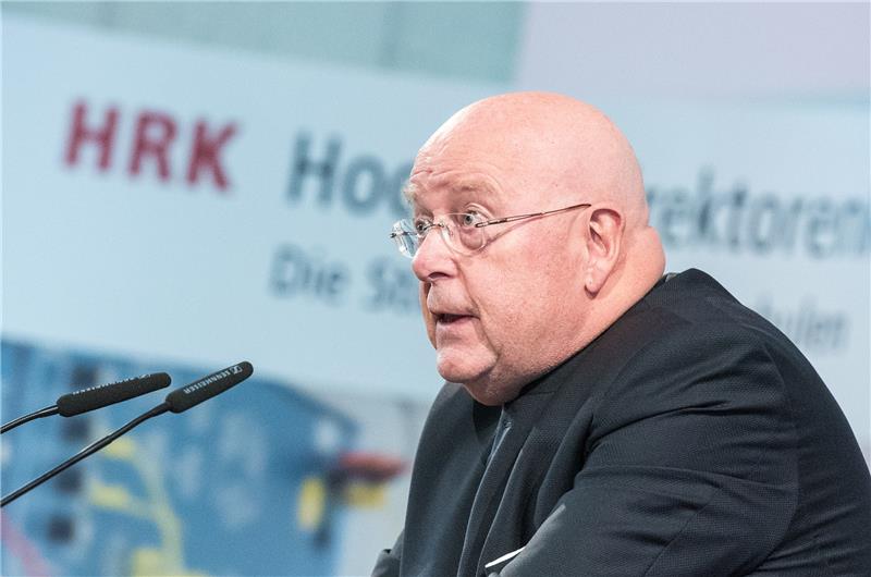 Dieter Lenzen ist Präsident der Universität Hamburg. Foto: Daniel Bockwoldt/dpa