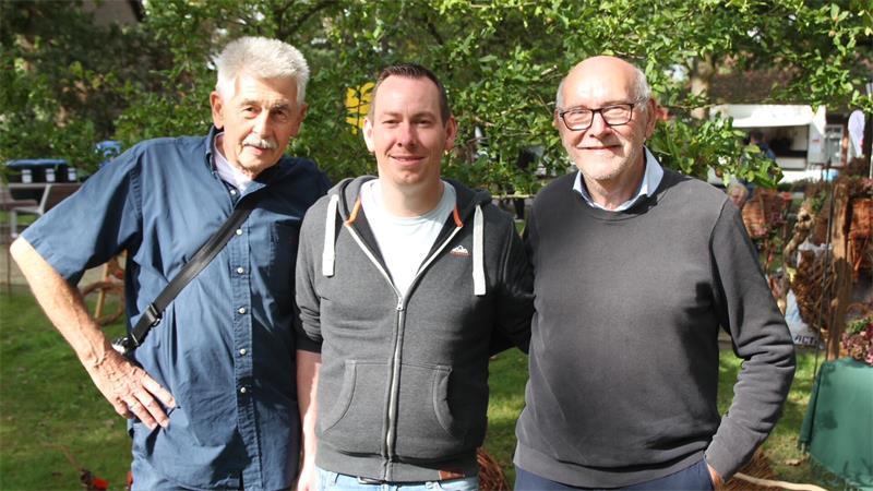 Dorfladen, Höfe, Deko: Was Oldendorfs Betriebe zu bieten haben Dieter Offermann (von rechts) ist gemeinsam mit Christian Oellerich beim Kultur- & Heimatverein Oldendorf für die Organisation des Bauernmarktes verantwortlich, bei dem auch der Vereinsvorsitzende Ernst Ryll seine Kunstwerke präsentierte.