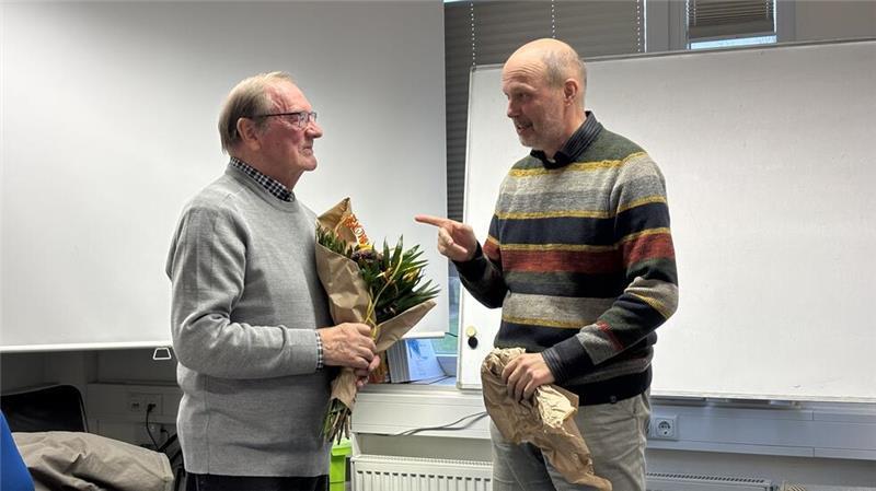 Dieter Otto brauchte Senioren mehr als 20 Jahre lang die Welt der Computer näher. Als Kursleiter wurde er jetzt von Michael Günther von der EEB verabschiedet.