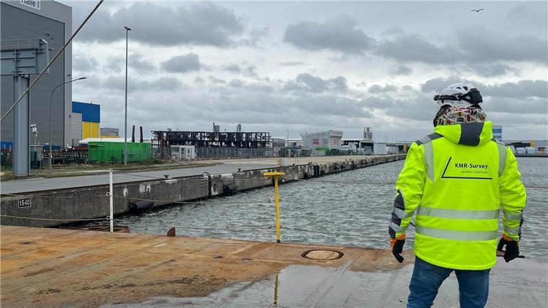 Dieter Reichelt in seinem Revier: In den Häfen dieser Welt prüft der Sachverständige unter anderem Container, Hafenanlagen und Schiffe.