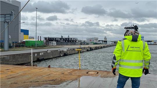 Dieter Reichelt in seinem Revier: In den Häfen dieser Welt prüft der Sachverständige unter anderem Container, Hafenanlagen und Schiffe.