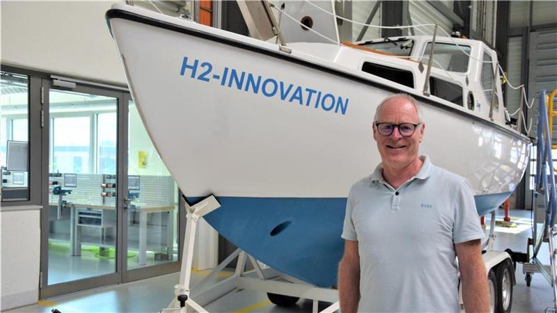 Wasserstoff-Revolution in der Schifffahrt Dieter Sichau, Geschäftsführer des Innovationszentrums in Nordenham, hat zusammen mit Ralf Brauner von der Jade Hochschule in Elsfleth ein 50 Jahre altes Motorsegelboot umgebaut. Das Boot wird jetzt mit einem Elektromotor angetrieben. Die Energie dafür wird aus Wasserstoff und Methanol gewonnen.