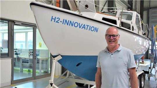 Dieter Sichau, Geschäftsführer des Innovationszentrums in Nordenham, hat zusammen mit Ralf Brauner von der Jade Hochschule in Elsfleth ein 50 Jahre altes Motorsegelboot umgebaut. Das Boot wird jetzt mit einem Elektromotor angetrieben. Die Energie dafür wird aus Wasserstoff und Methanol gewonnen.