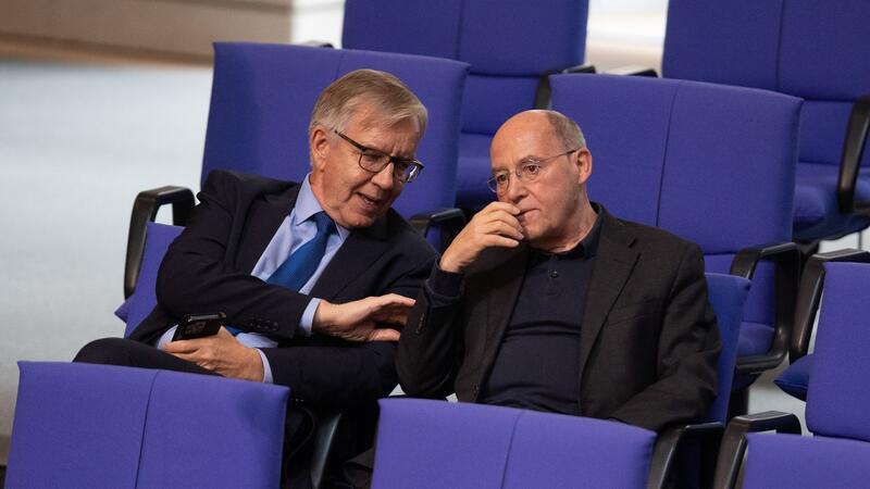 Gysi und Bartsch fordern „personelle Erneuerung“ der Linken Dietmar Bartsch und Gregor Gysi haben kein Amt mehr in der Linken - aber Stimmen von Gewicht. (Archivbild)