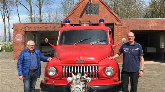 Dietmar Stüven (links) und Thomas Schneegans sind Fans des Oederquarter Feuerwehr-Oldtimers. Sie wollen das alte Gerätehaus erhalten und zu einem Ort für die Dorfgemeinschaft machen.