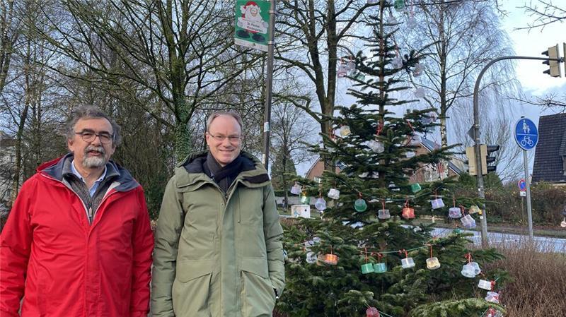 Altkloster wählt den schönsten Weihnachtsbaum: Das sind die Gewinner Dietmar Thoden und Jochen Lindemann stehen neben dem geschmückten Baum an der Apensener Straße
