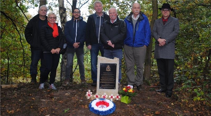 Dietrich Alsdorf (links) von der Kreisarchäologie sowie Antonio Bolívar (3. von links) und Dieter Pintatis aus Ardestorf (4. von links) haben sich vor Ort mit dem Absturz eines britischen Lancaster-Bombers in Daensen an der Este beschäftigt