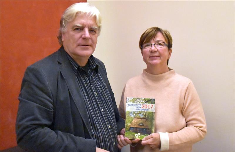 Dietrich Alsdorf und die Vorsitzende Monika Roesberg präsentieren das neue Jahrbuch für Harsefeld.