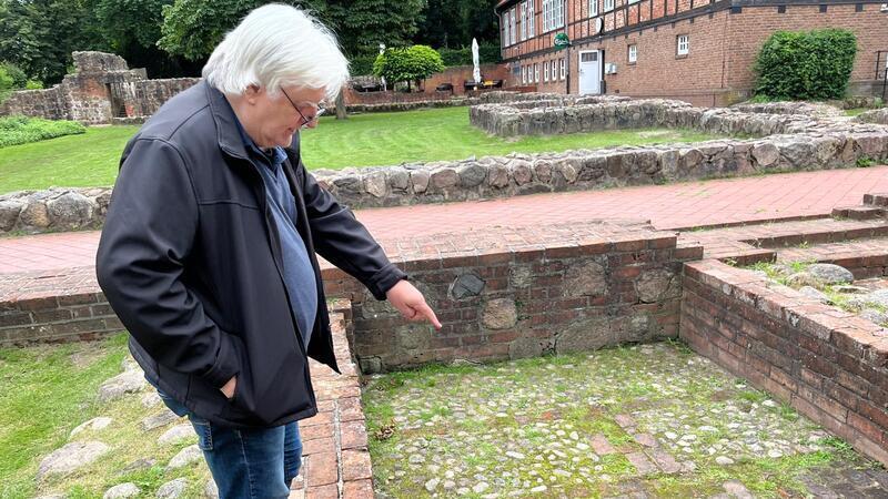 Rote Lena: Neue Spuren zur Harsefelder Giftmischerin Dietrich Alsdorf zeigt die Grundmauern des Verlieses, in dem die rote Lena untergebracht war.