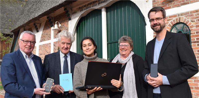 Digital hinterm Deich: Bürgermeister Gerd Hubert, Alexander Deichsel, TAGEBLATT-Redakteurin Anping Richter, Archivarin Susanne Höft-Schorpp und Jan Deichsel organisieren die Lessing-Gespräche im Museum. Foto Vasel