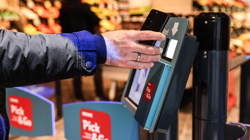 Sieht so der Supermarkt der Zukunft aus? Digital und teils ohne Personal: Ein Kunde registriert sich am Eingang eines Rewe „Pick & Go“-Supermarkts.