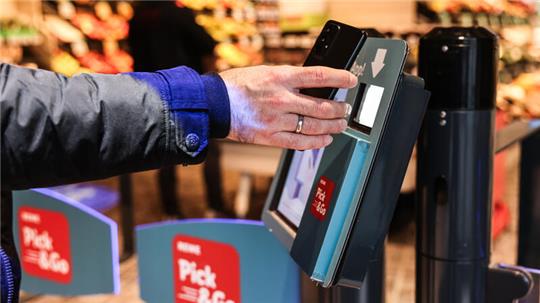 Digital und teils ohne Personal: Ein Kunde registriert sich am Eingang eines Rewe „Pick & Go“-Supermarkts.