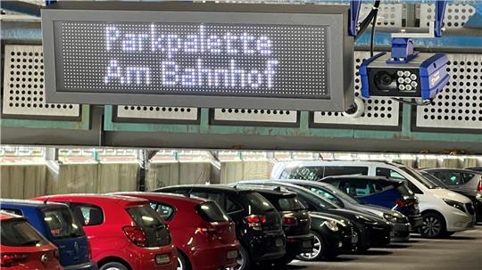 Digitale Anzeige und die Kamera, die die Kennzeichen scannt - so sieht es jetzt in der Parkpalette am Bahnhof aus.