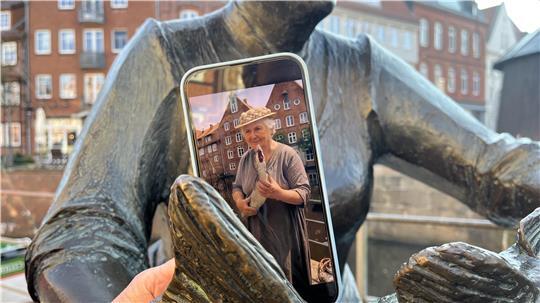 Digitale Erlebnisinszenierung: Mutter Flint als Bronzestatue und als KI-generierte Wiedergeburt.