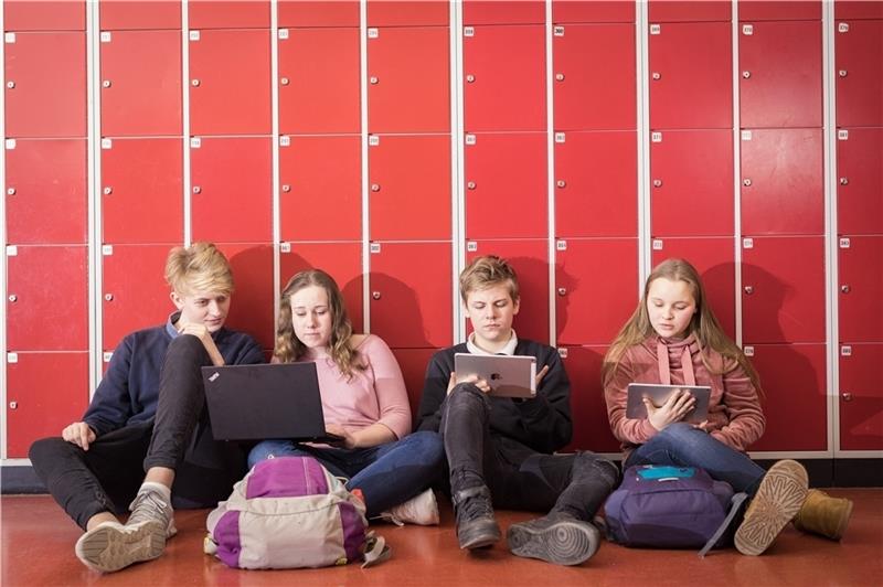 Digitale Geräte nutzen die meisten Schüler spätestens ab der fünften Klasse mit großer Selbstverständlichkeit. Jetzt soll das auch im Schulunterricht ermöglicht werden. Foto: HPI/dpa