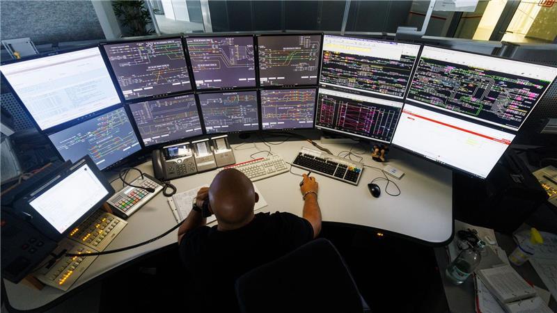 Digitale Stellwerke wurden unter anderem bei der Sanierung der Riedbahn zwischen Frankfurt und Mannheim eingebaut. (Archivbild)