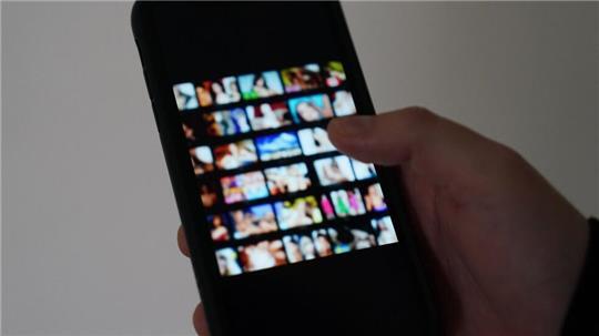 Digitale Technologien werden immer häufiger genutzt, um intime und sexualbezogene Medieninhalte zu erstellen und zu verbreiten. (Symbolbild)